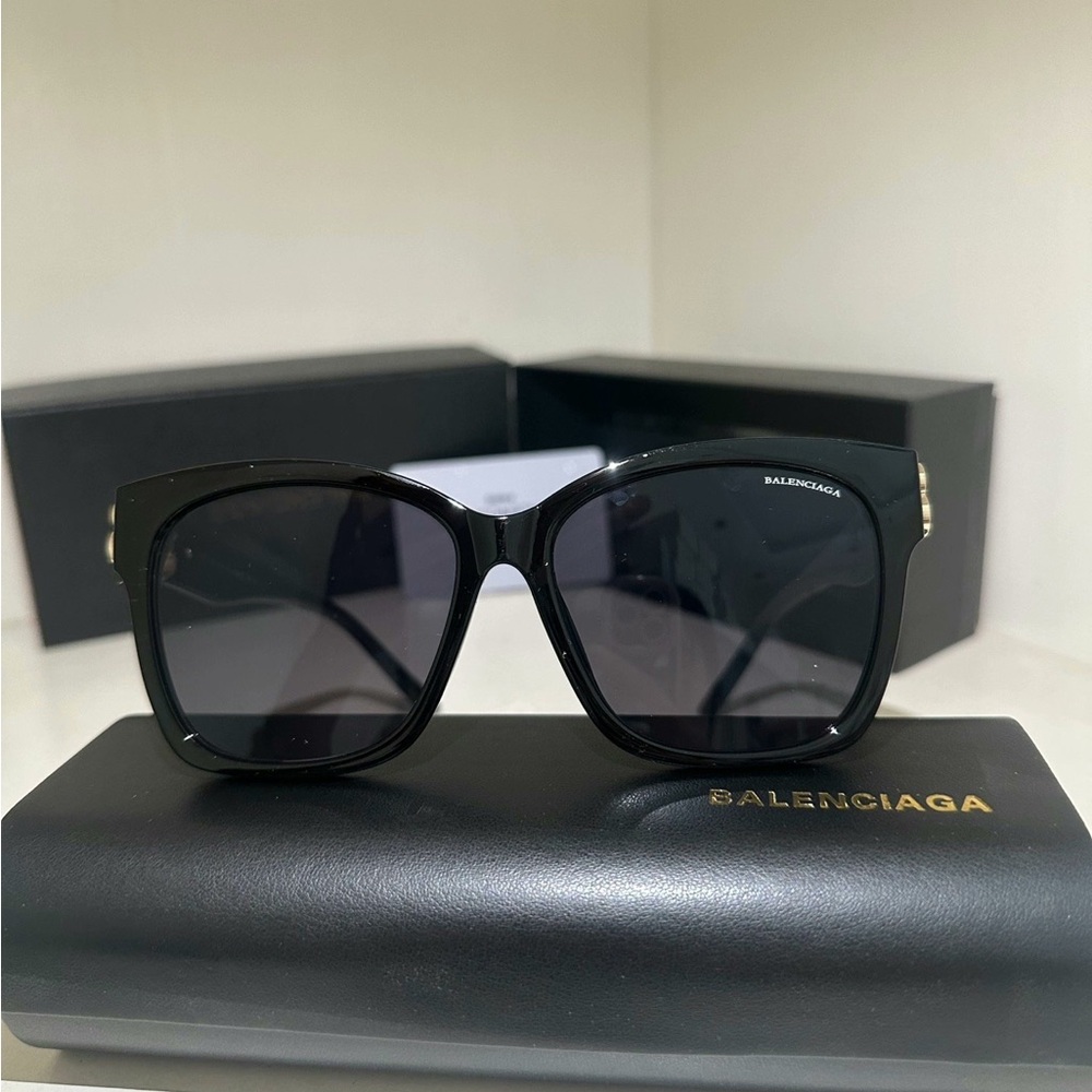 Balenciaga Elegant Black Sunglasses